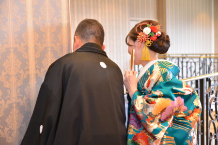 披露宴会場へ進むゲストの方を こっそりと見守っているご様子